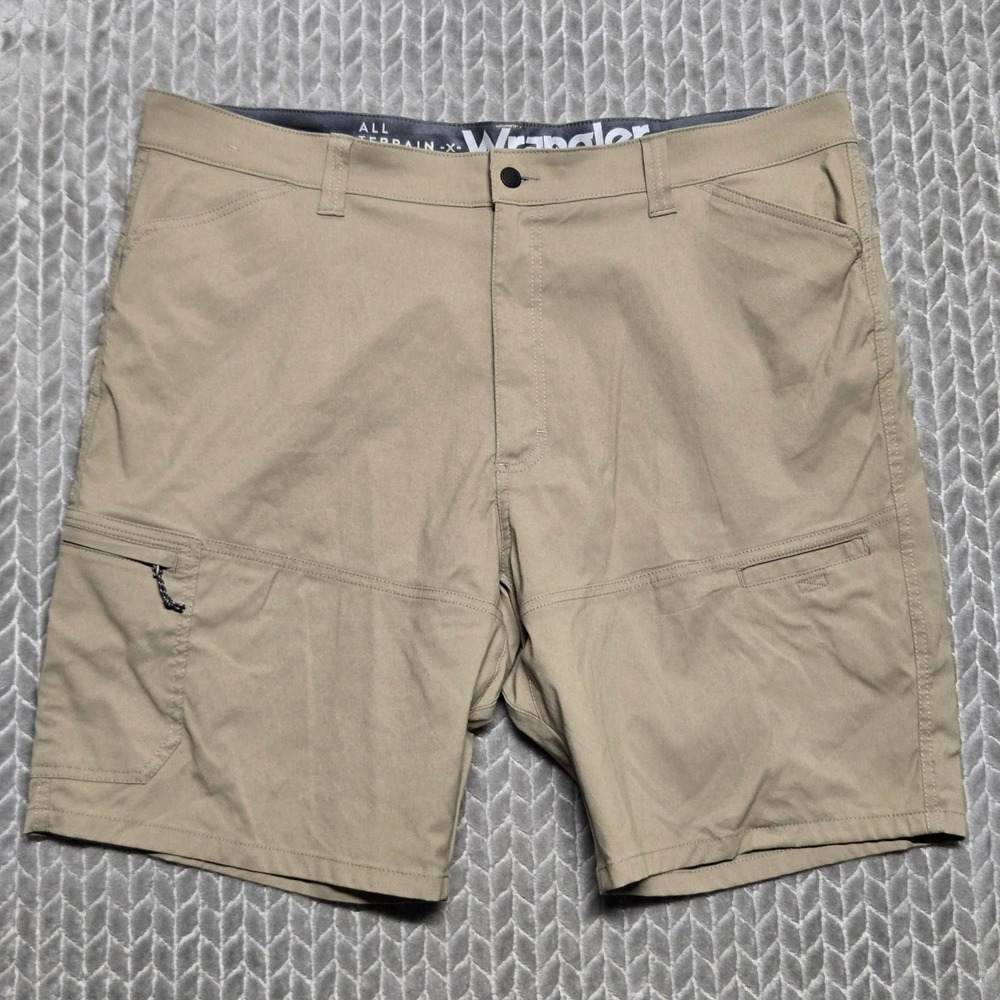 Wrangler ATG All Terrain Gear Mens Khaki Utility Cargo Shorts Size 42 112337261